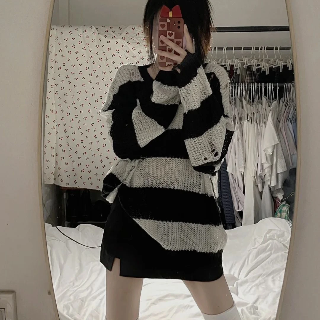 Zwart Wit Gestreepte Gothic Lolita Truien Vrouwen Gescheurde Gaten Losse Gebreide Y2k Hollow Out Gebroken Emo Punk JK Meisje Streetwear