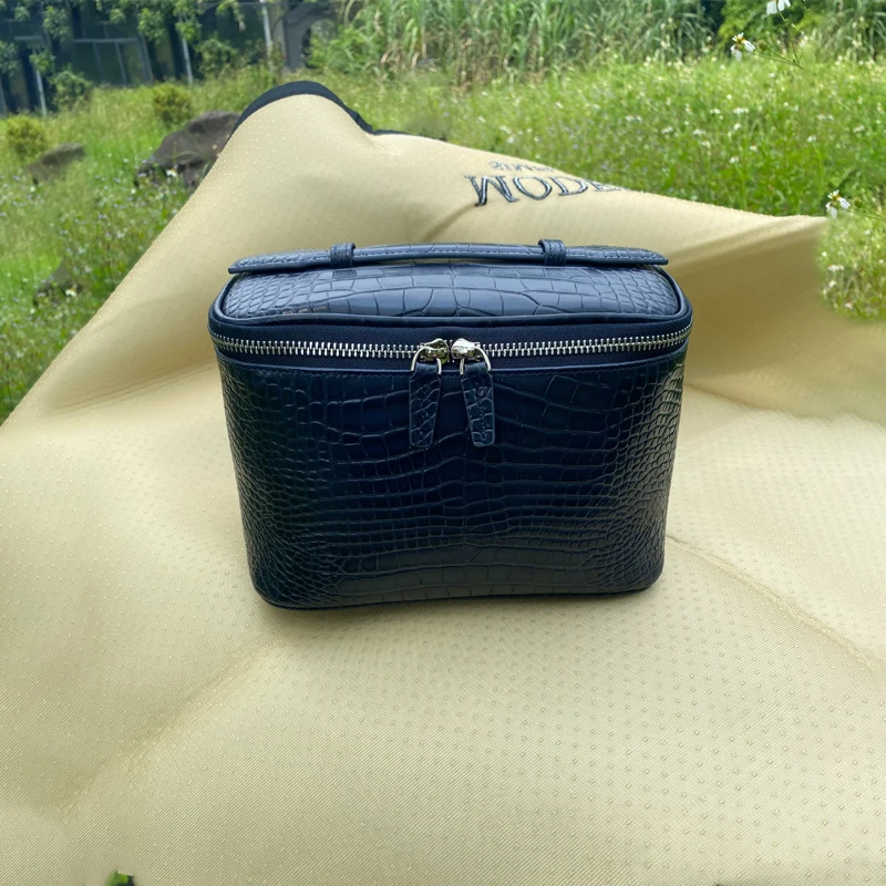 New crocodile patterned cowhide makeup bag with engraved initials, large capacity small portable storage bag, wash bag