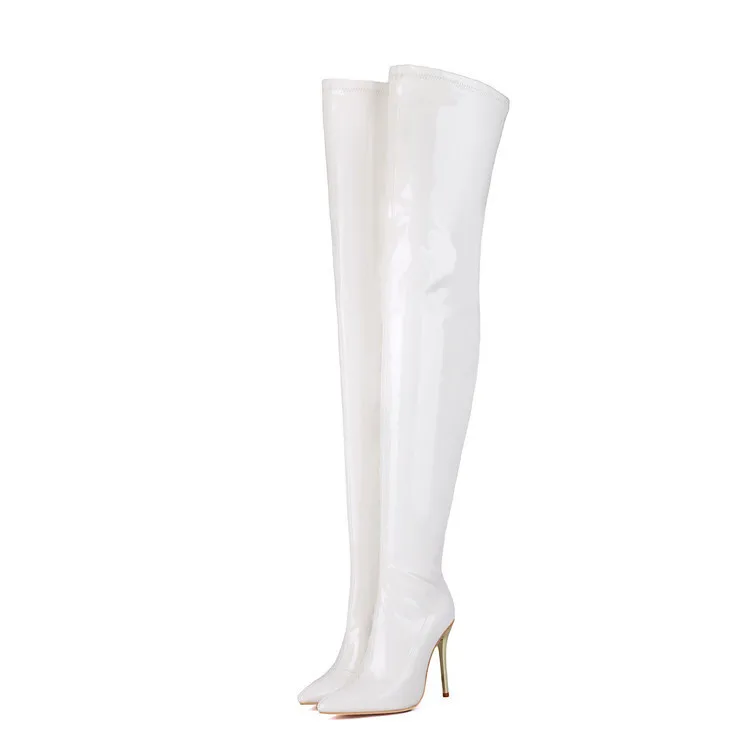 حذاء عالي من الجلد اللامع باللون الأبيض بكعب ذهبي وكعب ملهى ليلي فوق الركبة