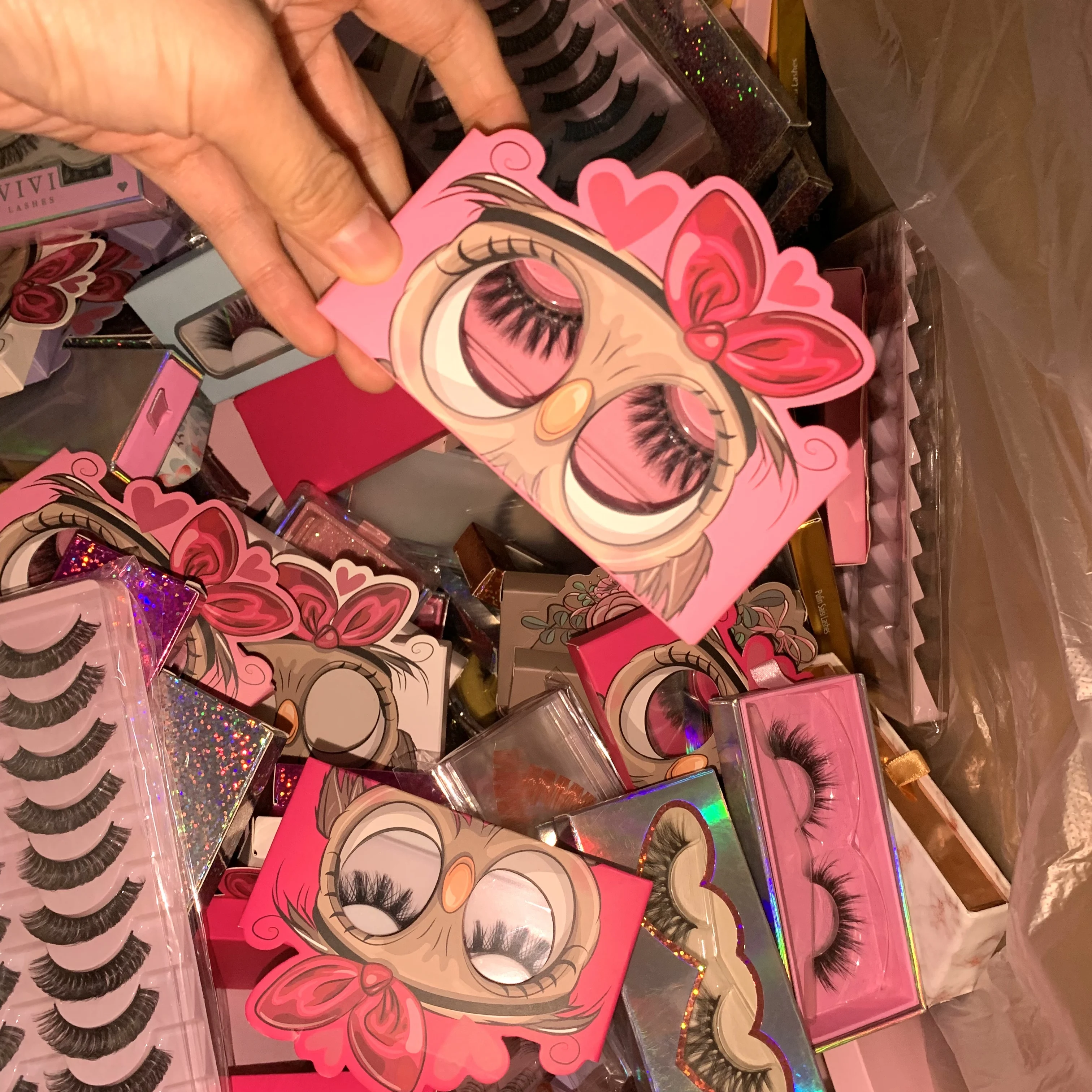 Pudełka Mystery Lashes, zawierają losowo sztuczne rzęsy, rzęsy w paski, rzęsy w klastry i narzędzia