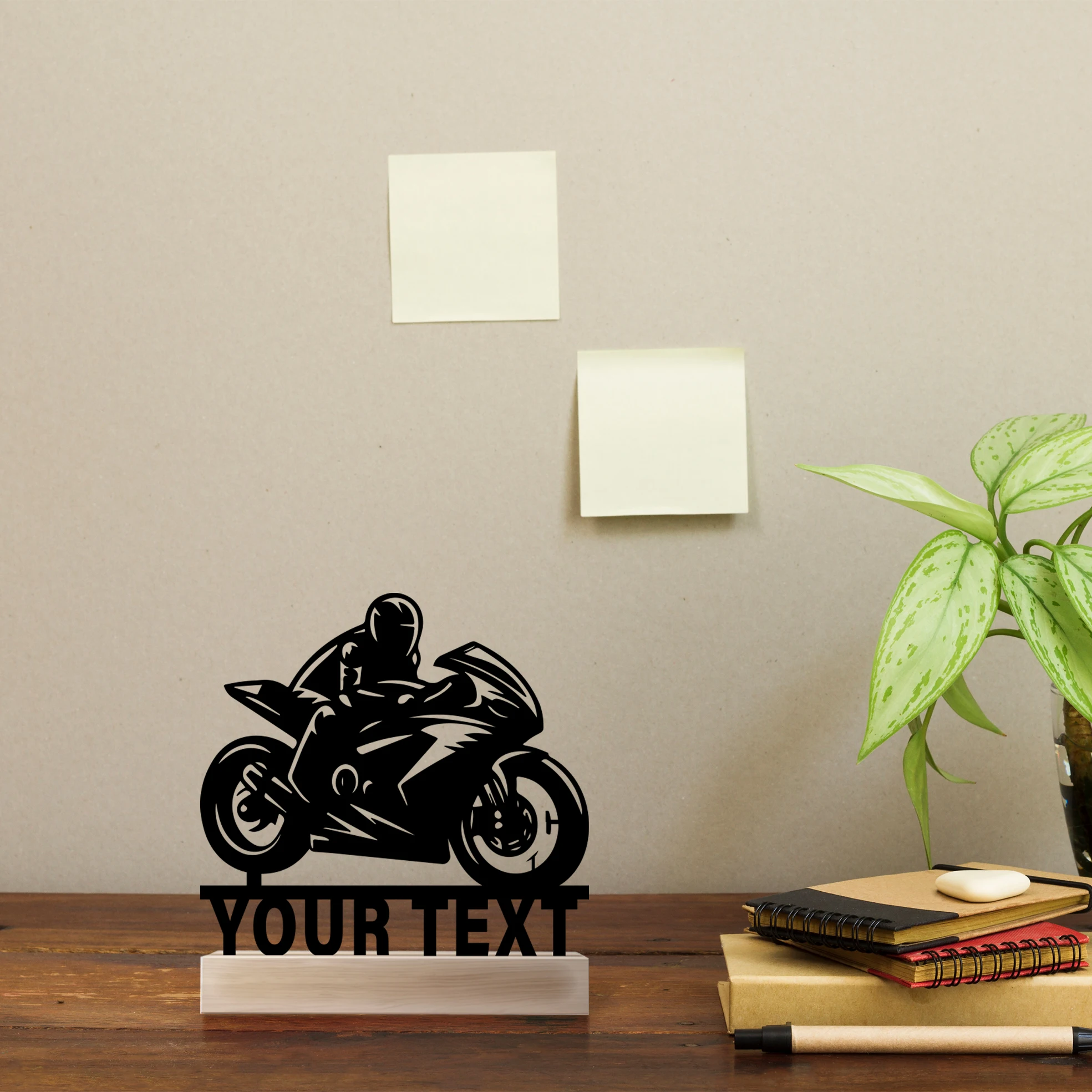 1 szt. Abstrakcyjna statuetka motocyklisty z personalizowanym imieniem, metalowa, z drewnianą podstawą, żelazna ozdoba, rzeźba, figurka artystyczna z drewnianą podstawą.
