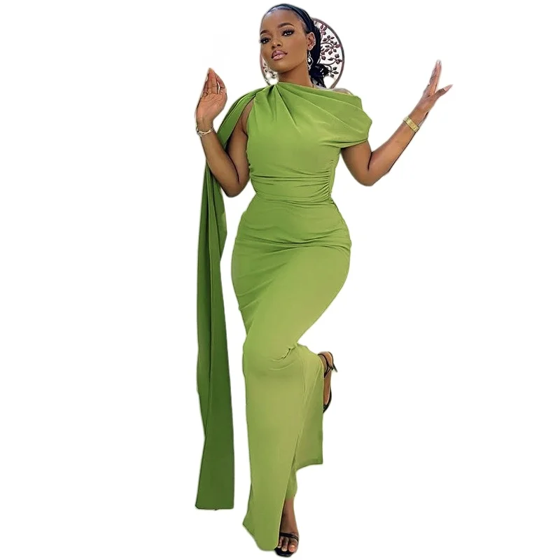 فستان نسائي طويل بياقة مائلة بكتف واحد بدون أكمام وطيات ومقسمة، لون خالص