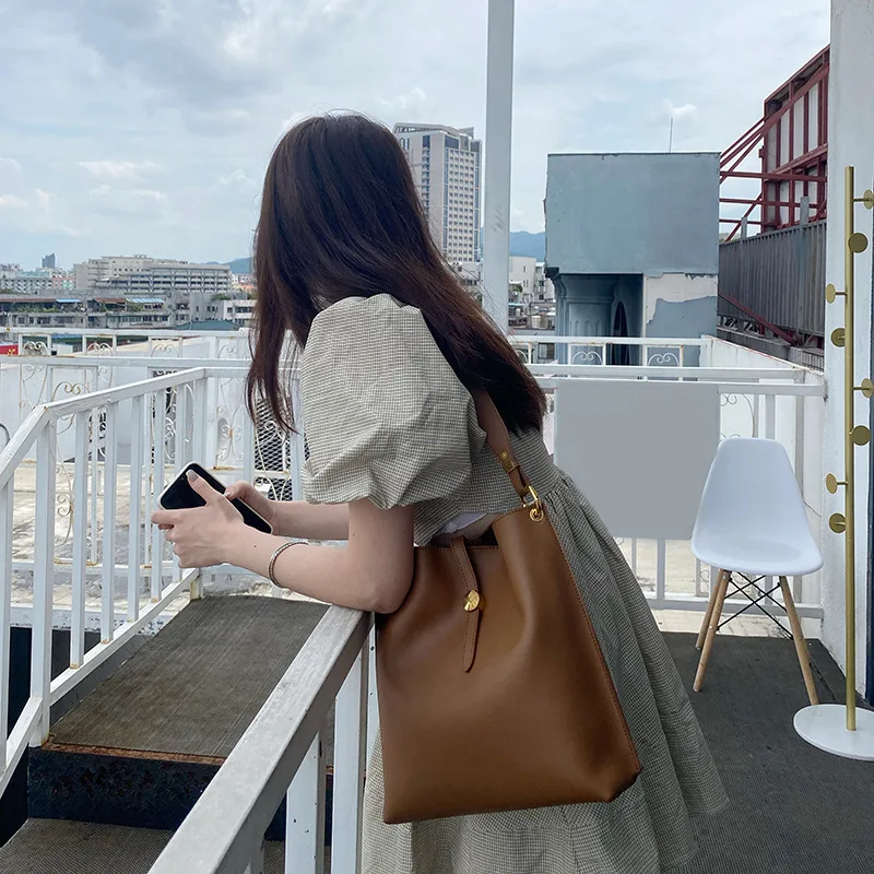 

New Autumn Large Capacity Mother Child With Unique Design Genuine Leather Women's One Shoulder Handheld Bucket Bag Commuting Bag