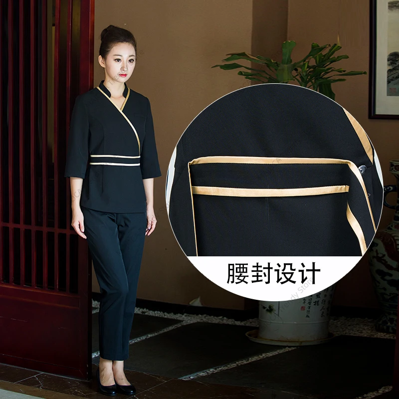 فني التجميل يرتدي حمام تدليك القدم والعناية بالبشرة وتصميم مانيكير ورموش لصالون الأظافر زي سبا للنساء