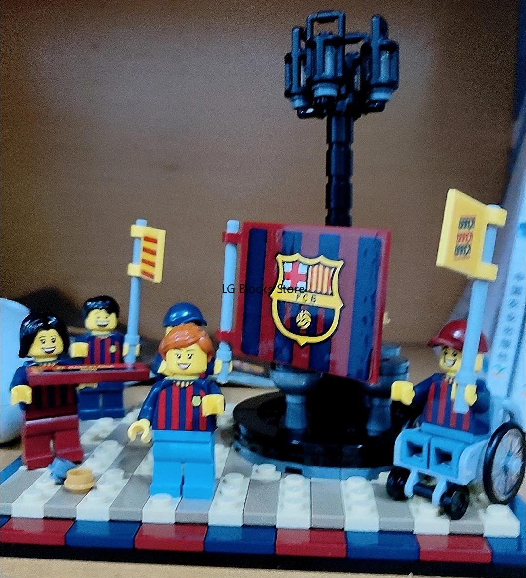 LEGO 40485 FC Barcelona Celebration with 4 minifigures & Accessories for Adults Kids 18+ Home Decor Birthday Gift (178 Pieces)