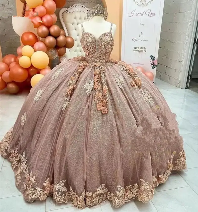 فستان Charro vestidos de 15 años Quinceanera مع زهور من الدانتيل الذهبي الوردي مزين بالدانتيل الأميرة الحلو 16 للحفلات الراقصة