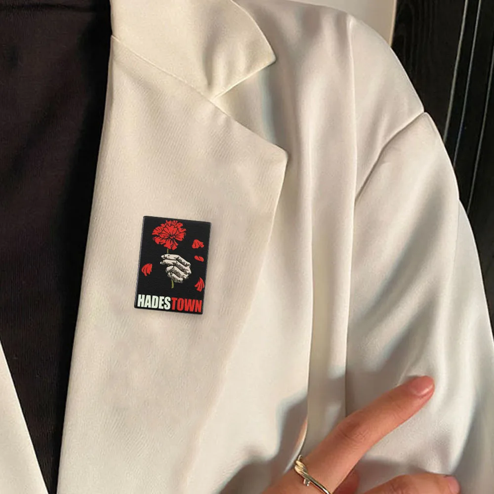 Hadestown Musical Emaille-Anstecker, Broadway-Theater-Abzeichen, Hand mit Nelke, Brosche, Schmuck, Geschenk für Schauspieler und Theater-Enthusiasten – Detail 9