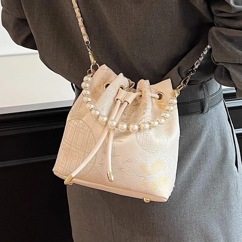 

Элегантная сумка-ведро с вышивкой на шнурке, женская маленькая сумка на плечо с цепочкой, женские сумки через плечо в этническом стиле, роскошный дизайн, 2025