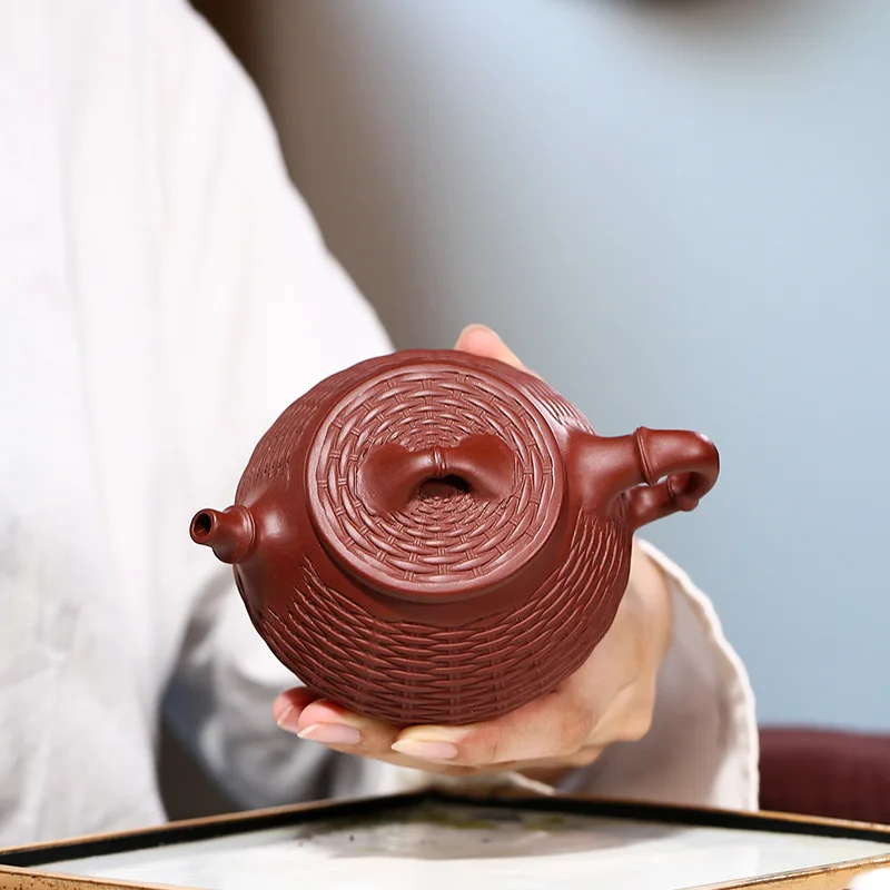 

Чайник из исинской фиолетовой глины Дахунпао с бамбуковым плетеным держателем, ручной работы, из исинской глины, с каменной вставкой.