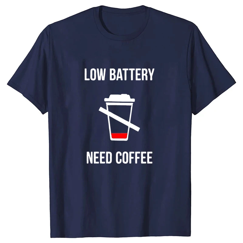 T-Shirt mit Aufdruck „Niedriger Batteriestand: Kaffee braucht“ – Lustiges Unisex-Freizeitshirt mit Rundhalsausschnitt für Damen und Herren, Sommerliches, cooles, lockeres Kurzarm-Oberteil – Detail 6