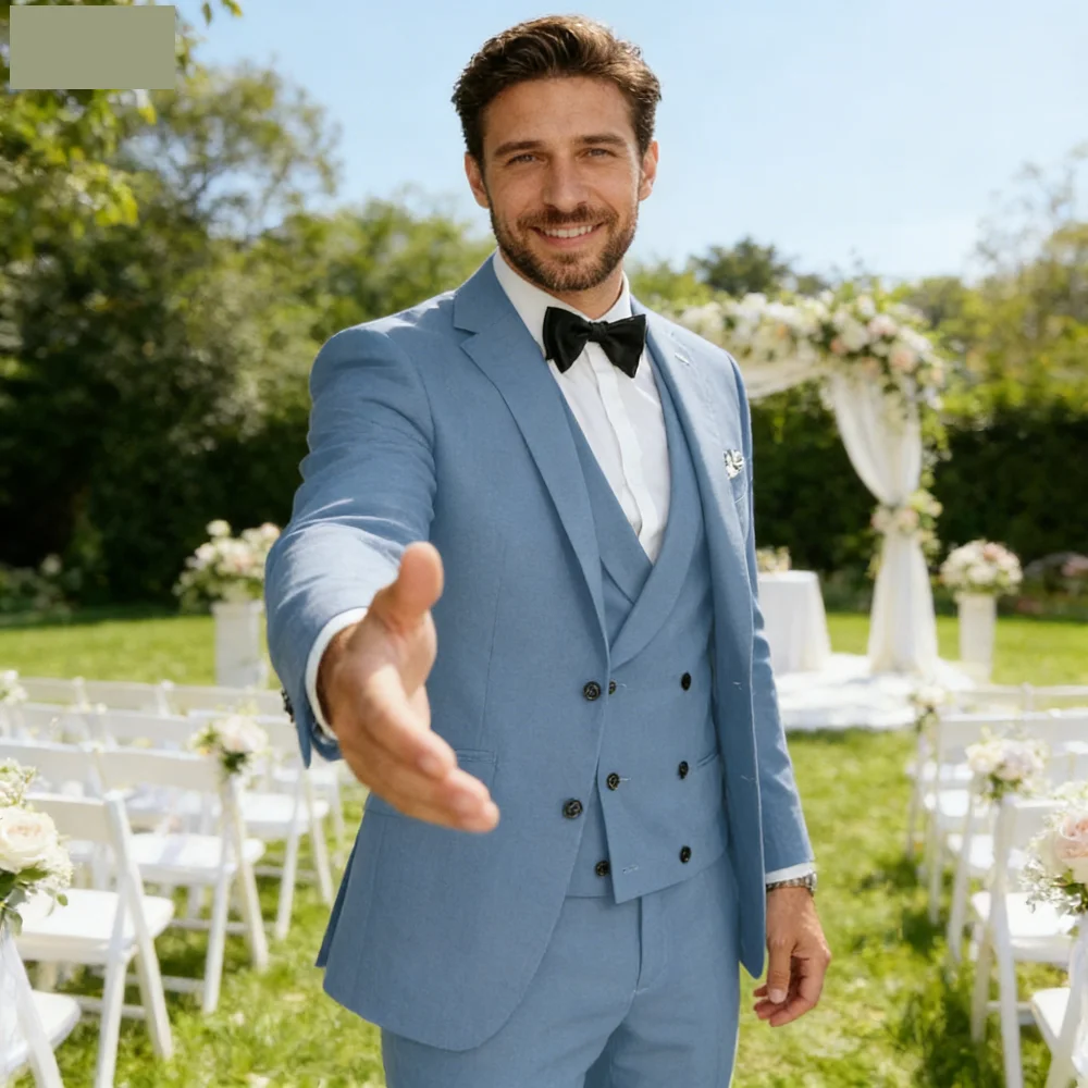 

Элегантный мужской костюм-тройка: смокинг с пиджаком с вырезами на лацканах, жилетом и брюками. Формальный комплект.