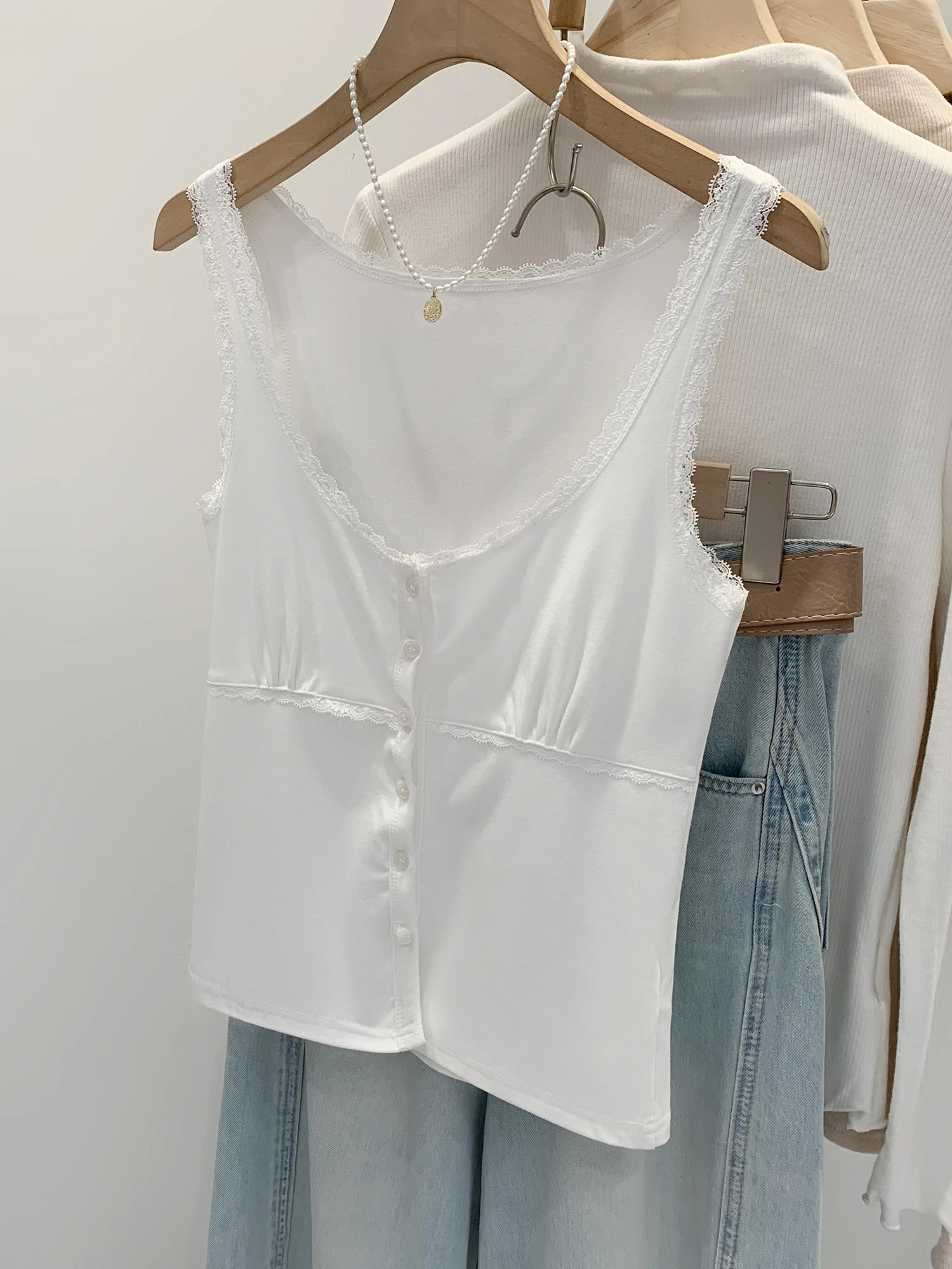 เสื้อกล้ามลูกไม้สีขาวสวยงาม สายเดี่ยว ผ้าคอตตอนผสมเรยอนและสแปนเด็กซ์ สำหรับผู้หญิง ฤดูร้อน รุ่นใหม่ เหมาะสำหรับใส่ไปเที่ยวทะเล