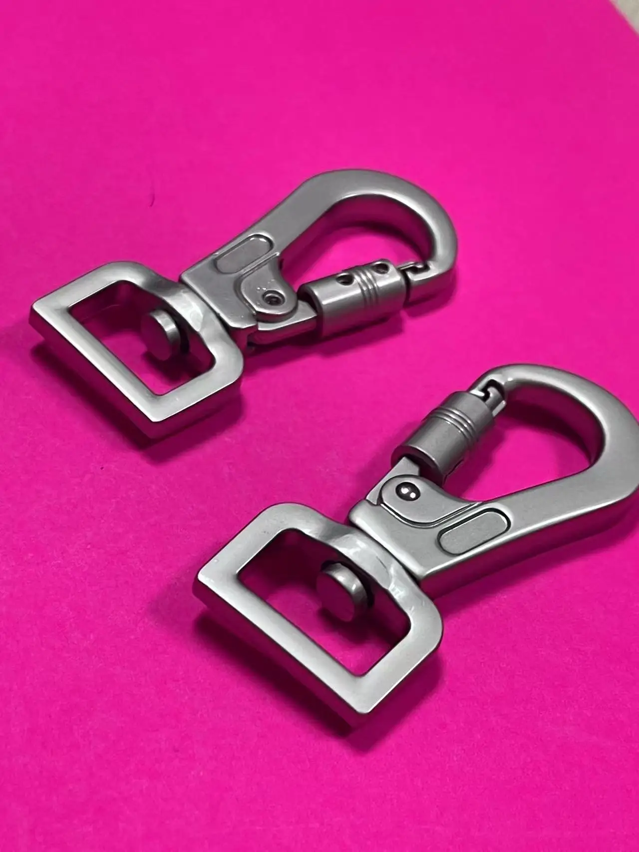 

Clip Dog Leash Clasp 360 Degree Swivel Clip Heavy Duty Quick Release and Locking Dog Leash Buckle for Linking Pet Collar