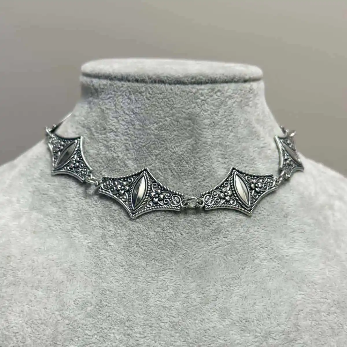 Hip-Hop Punk Bohemian Ethnische Choker-Halskette in Silberfarbe mit Gravur, Charm-Choker für Damen, Party- und Alltagsschmuck