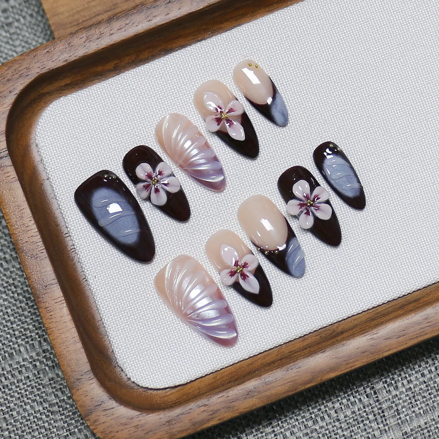 

10Pcs Hand-painted Three-dimensional Press on Nails Engraving White Medium Almond Nail Art Wearing Nail Gift