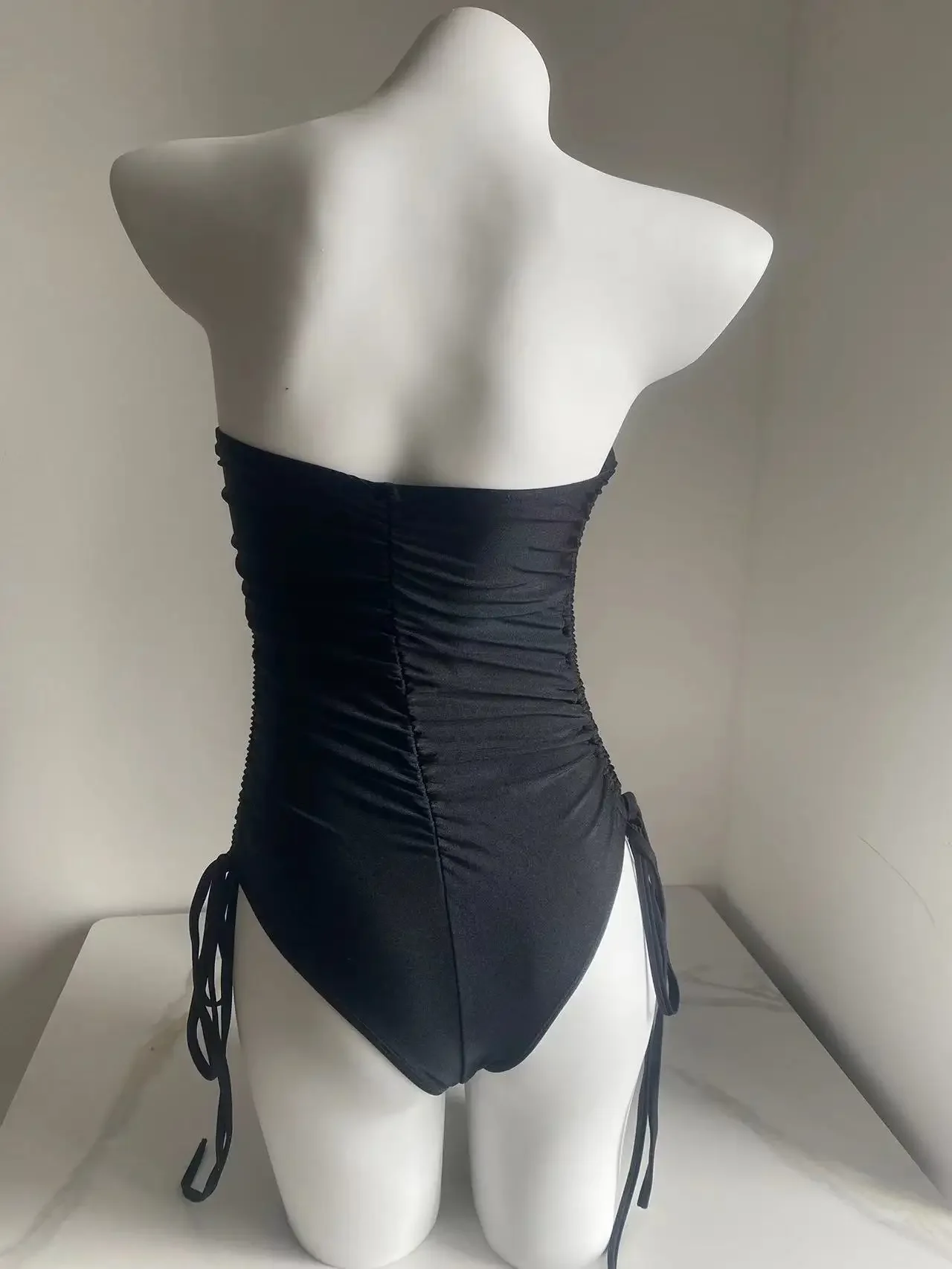 Hohe Taille einteilige Anzüge Bandeau Bade bekleidung Plissee Badeanzug Frauen 2024 neue sexy schulter freie Badeanzug Strings Beach wear