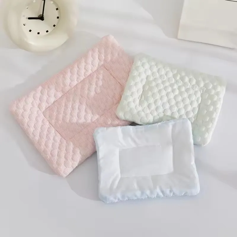 

Hamster Nest Mat Ice Silk Cool Feeling Mat Small Pet Nest Anti Slip Small Pet Pad Suitable for Hamster Hedgehog Totoro