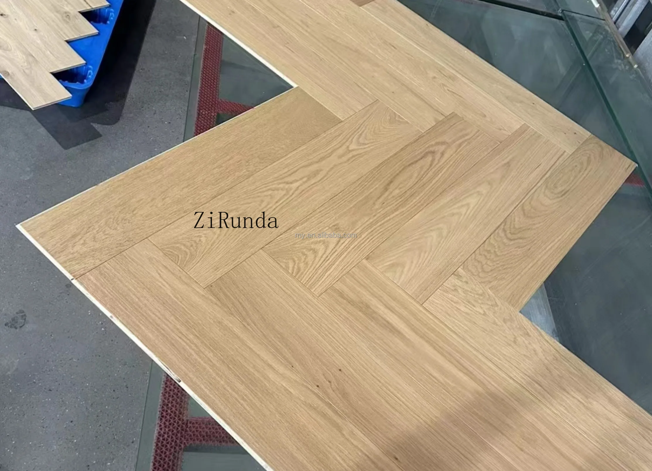 نسخة مخصصة من أرضيات البلوط الحديثة 12 مم 14 مم 15 مم أرضيات مصقولة مقاومة للماء من الخشب الصلب الأبيض الطبيعي
