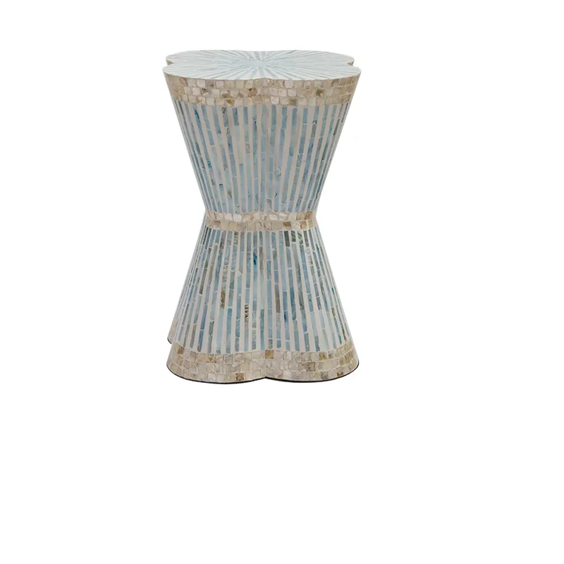 

Диван из натуральной ракушки, несколько простых круглых столов, уголок для гостиной, несколько украшений для журнального столика на балконе, небольшой журнальный столик