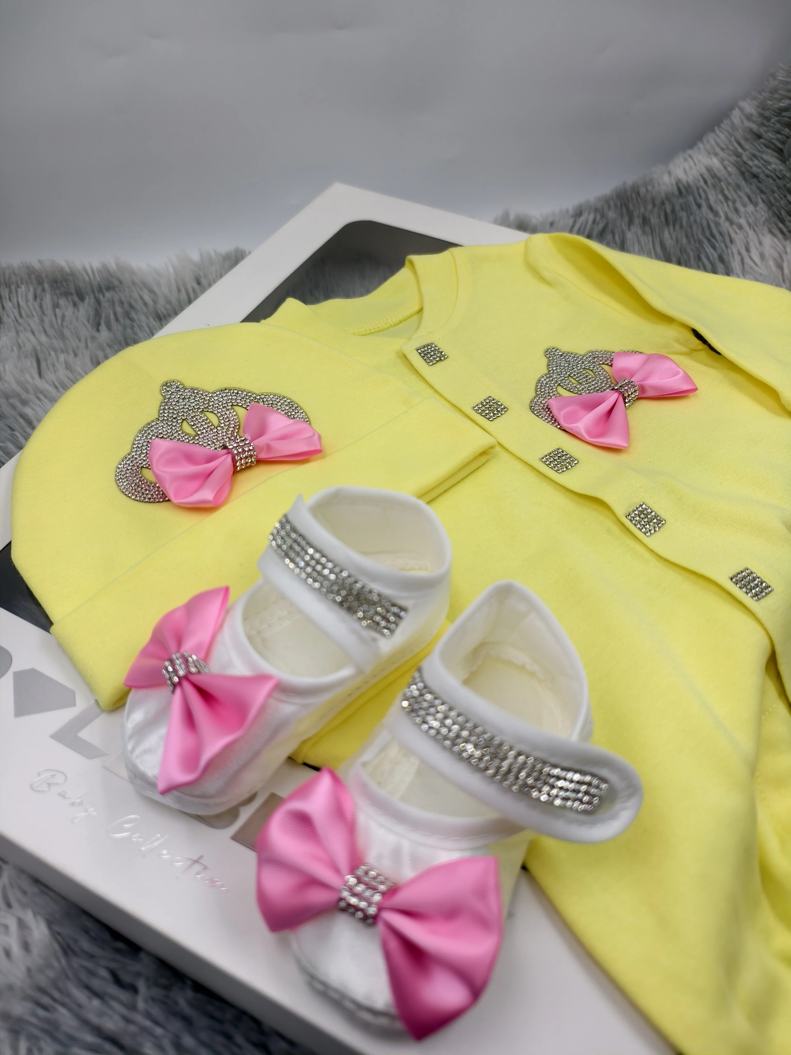 Entzückendes Neugeborenen-Baby-Mädchen Prinzessin Gelbe Krone Schleife Strampler mit Füßen 3-teiliges Set Babyparty Geburtstag Foto-Outfit Geschenkbox – Detail 3