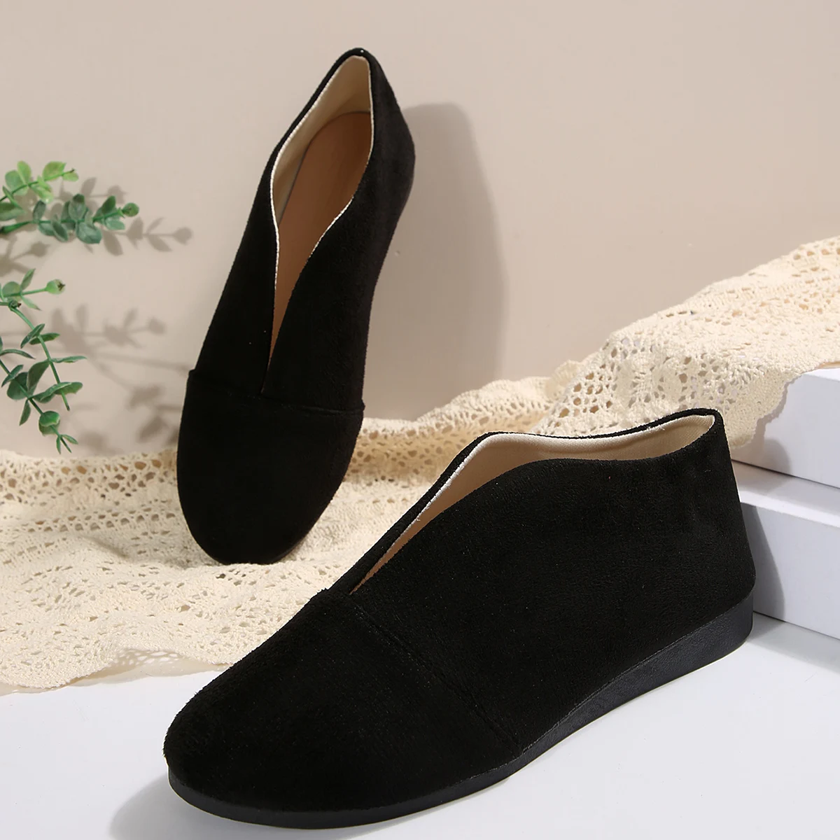 Plus-Size-Damen-Slipper aus Wildleder, V-Ausschnitt, runde Zehen, weich und bequem, lässig, für den täglichen Gebrauch, zum Spazierengehen, in verschiedenen Farben erhältlich. – Detail 15