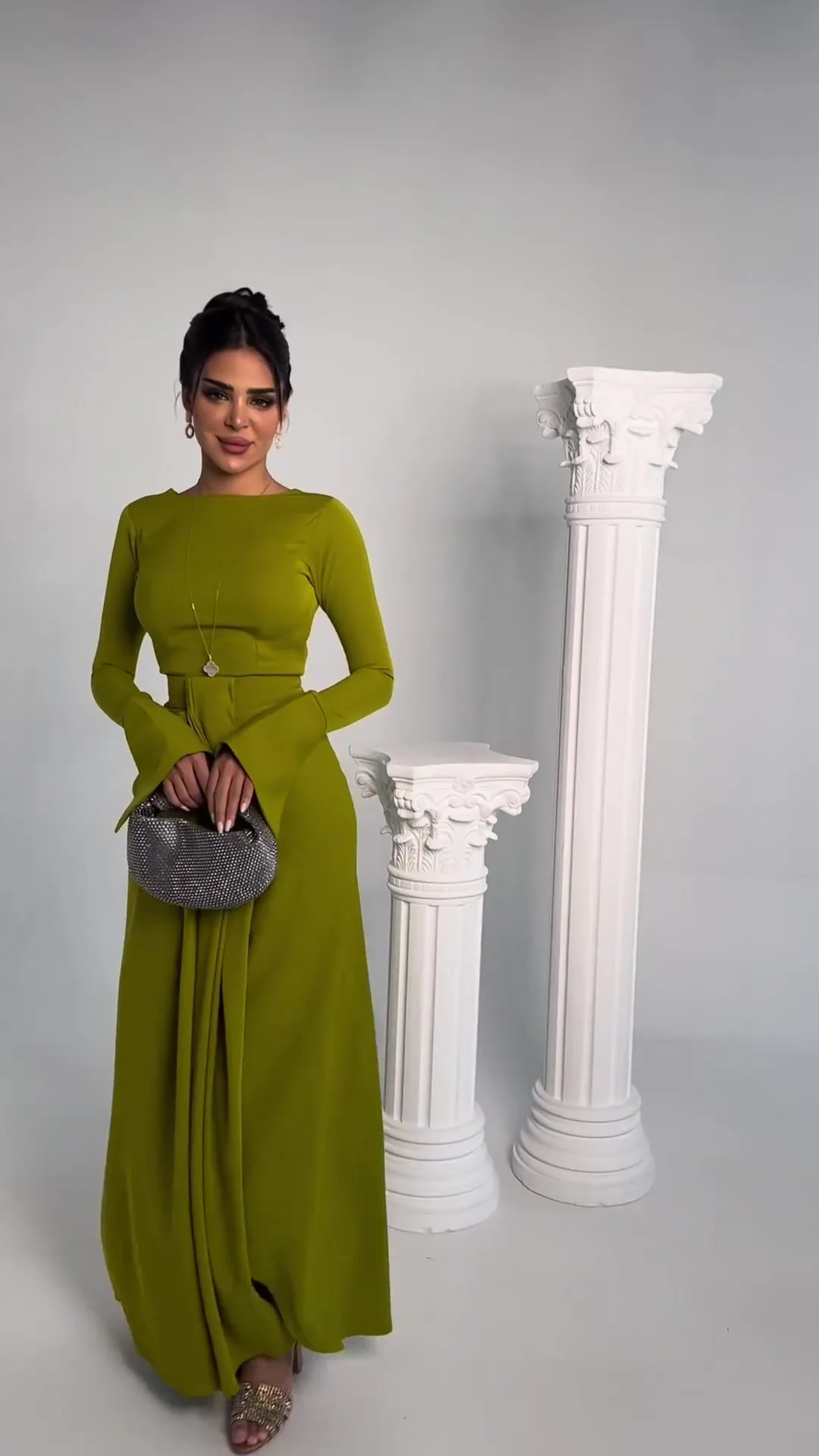 エレガントなグリーンサテン スリット入りワンピース 春 レディース ラウンドネック 長袖 ロングワンピース 秋 ハイウエスト プルオーバー アンクル丈ワンピース