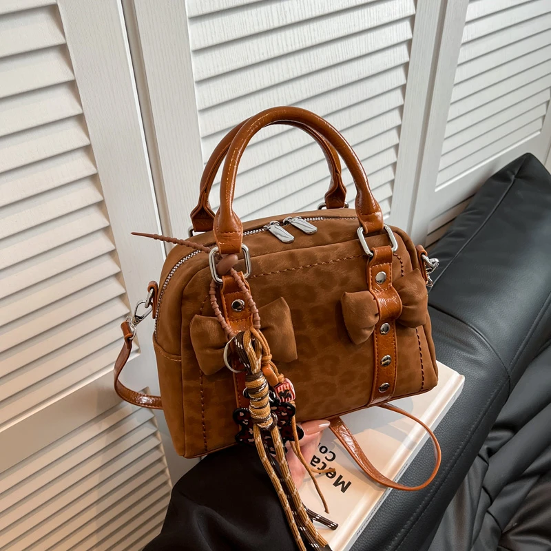 

Модные замшевые сумки на плечо с украшением на молнии и бантом, женские сумки, хит продаж 2025, простые милые сумки через плечо с швейными нитками