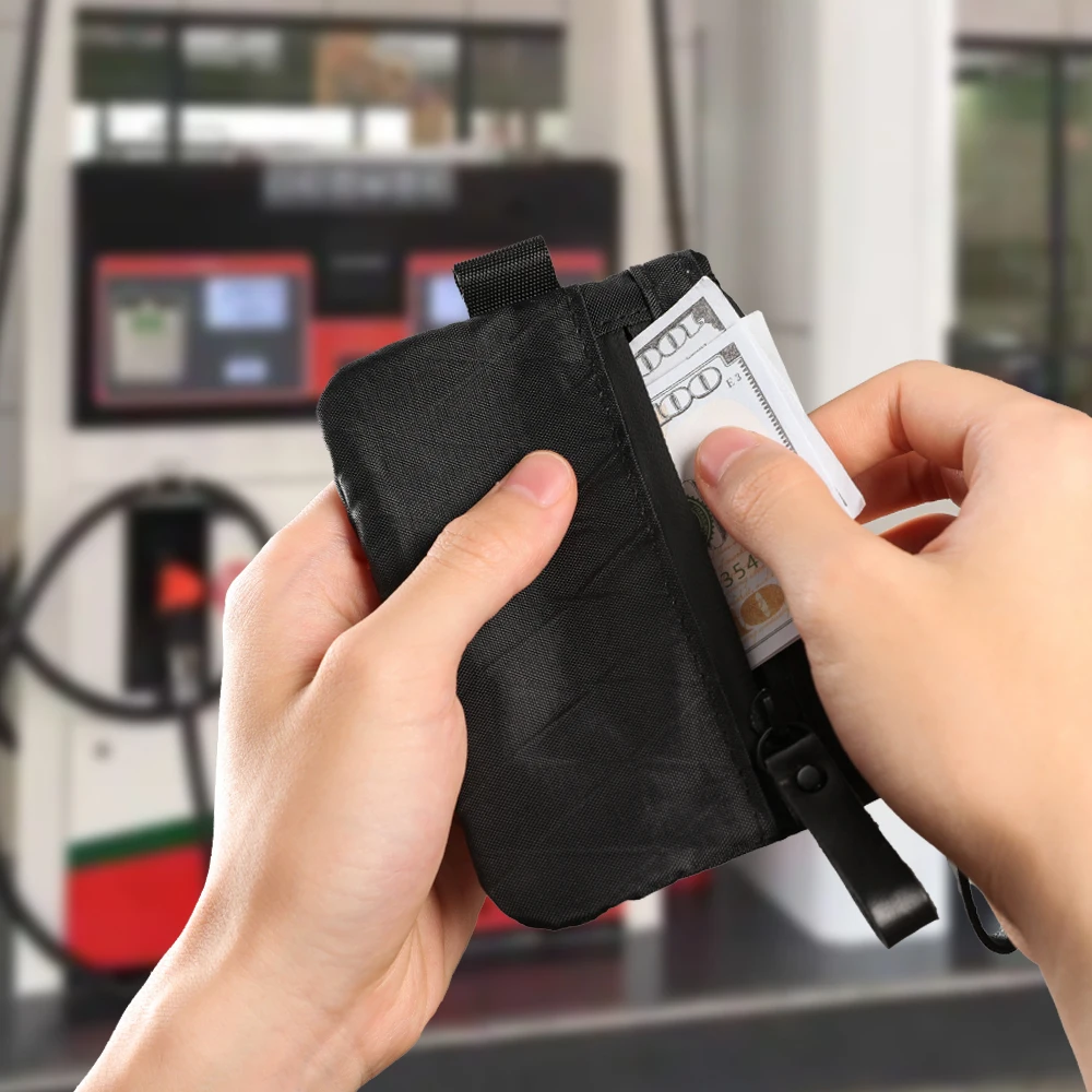 X-Pac Zip Pouch RFID-Blocking Cash and Card Wallet - wykonany z neutralnego węgla i odpornego na warunki atmosferyczne