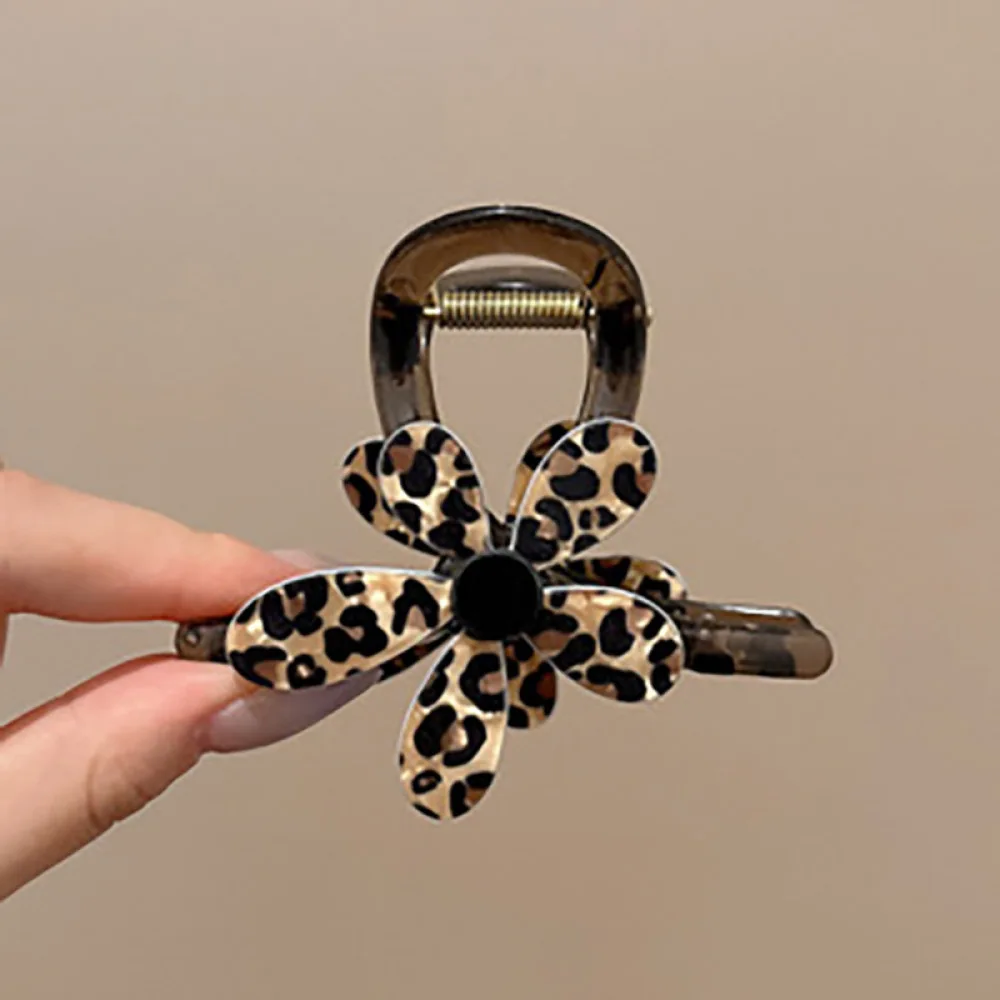 Medium Pearl Shark Clip For Fine Hair Elegant Matte Geometric Hair Claw Accessories Fashion Women Updo Styling Tool