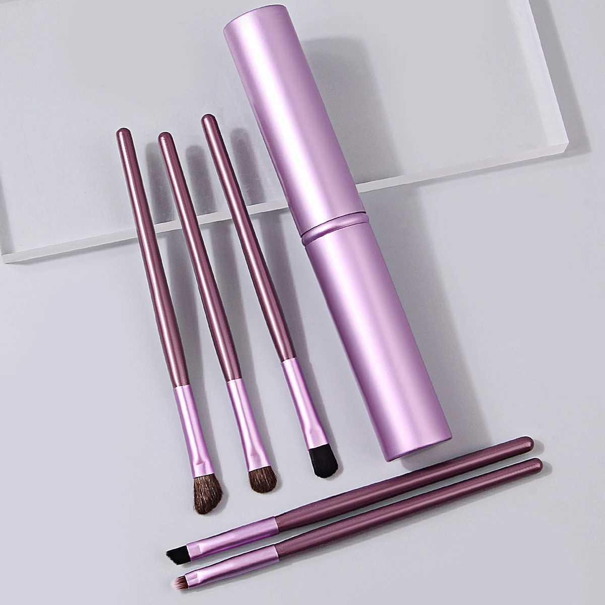 Un ensemble de 5 pinceaux de maquillage pour les yeux multifonctionnels, bloc de bois exquis et doux + 1 support de rangement portable en tube d'aluminium pour voyage