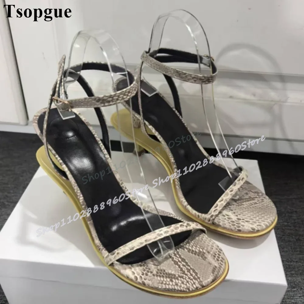 Einzigartige gemischte schmale Streifen flache Sandalen seltsamer Stil Absatz Damenschuhe Knöchelschnalle Riemen offene Zehen stilvolle Party Damen Sandalen