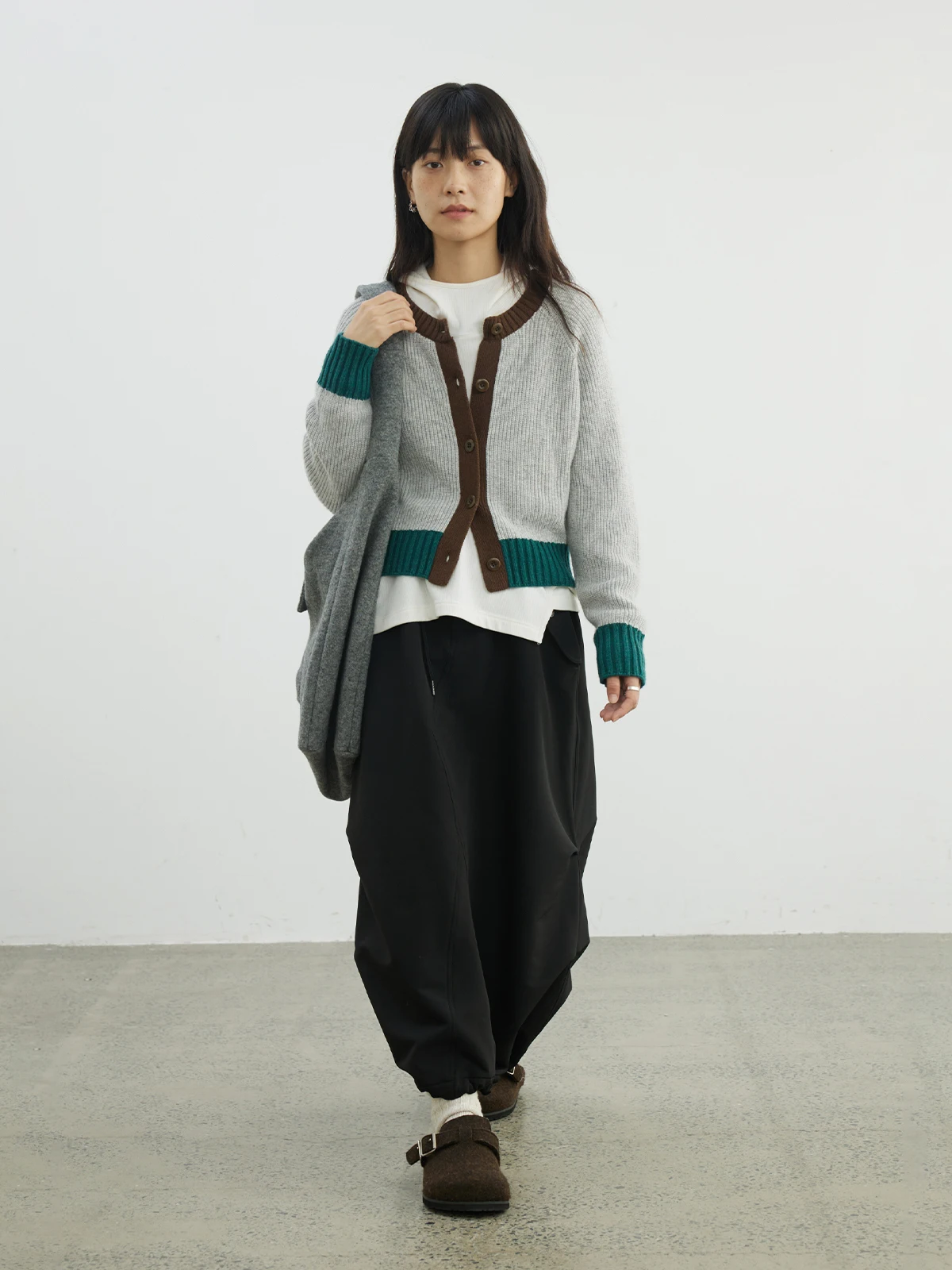 

Короткий вязаный кардиган с узором из листьев гинко, цветными блоками и круглым вырезом, свободного кроя, для женщин, осенне-зимняя мода, эксклюзивно онлайн