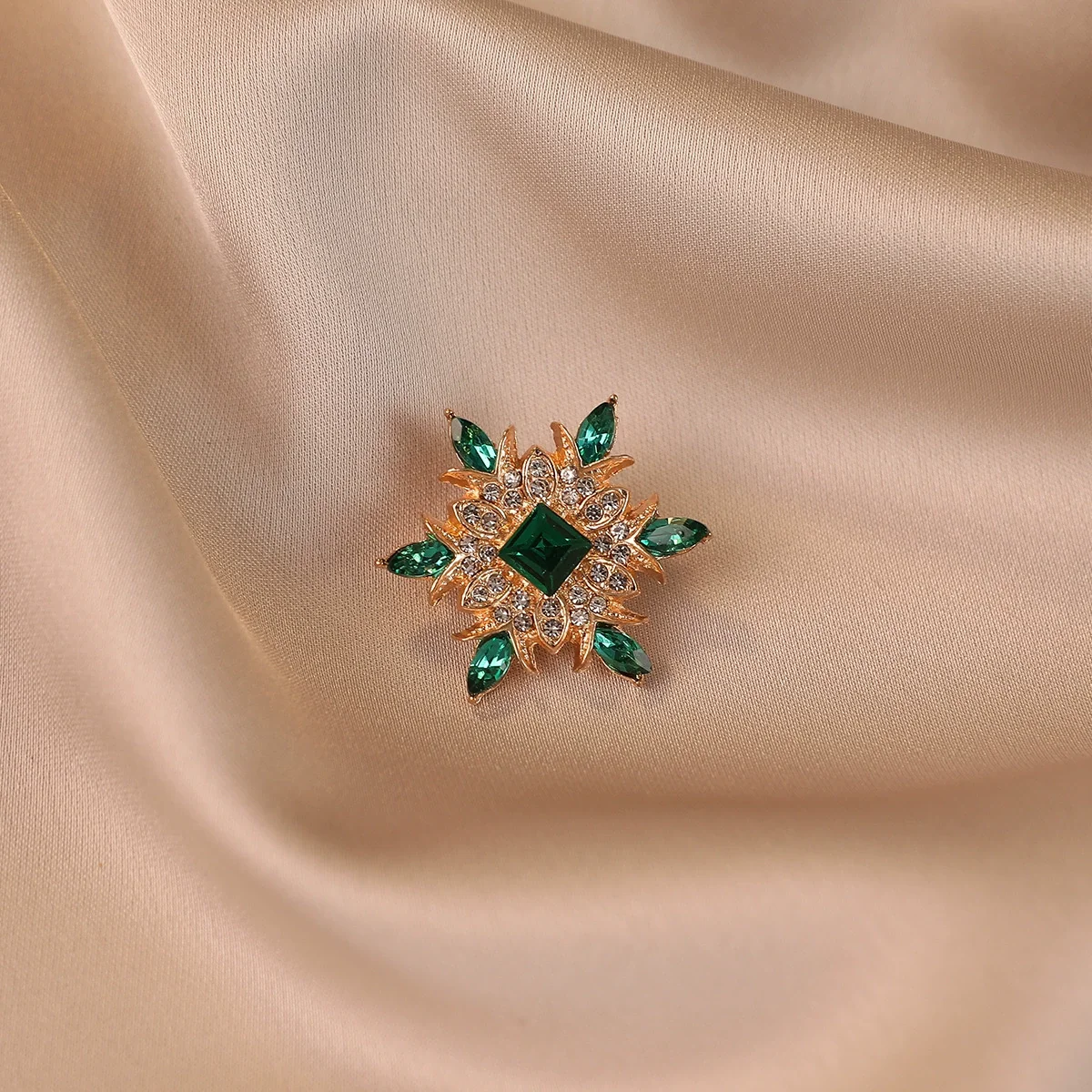 Christmas Snowflake Cubic Zirconia Brooches Multicolor Rhinestone Lapel Pins for Women Jewelry Dress Wedding Party Gifts