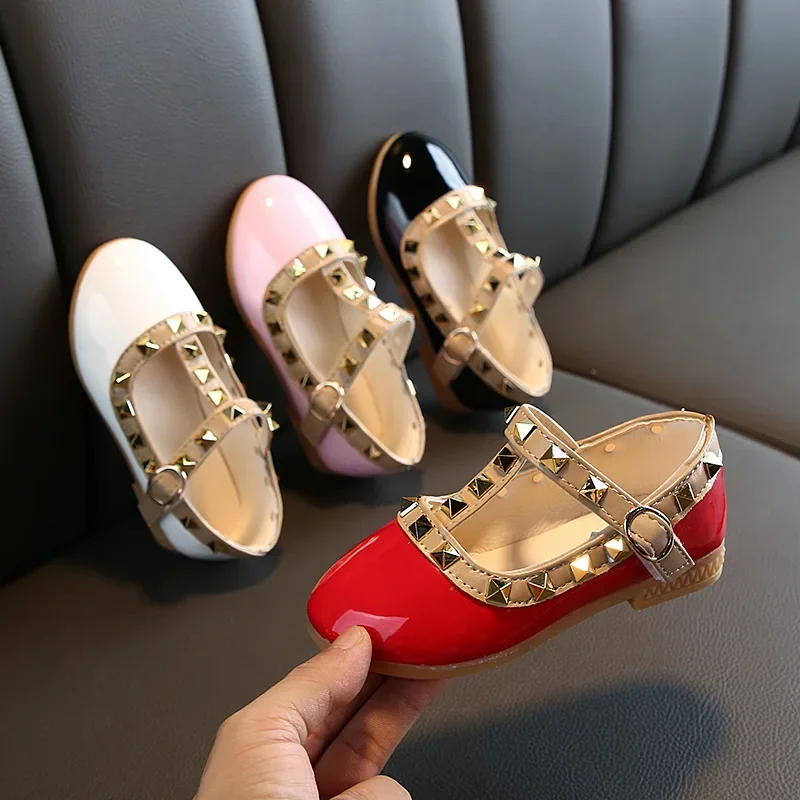 Scarpe in pelle per bambini Rivetto alla moda Scarpe da principessa per ragazza elegante Scarpe basse versatili per bambini di tendenza causale antiscivolo classiche