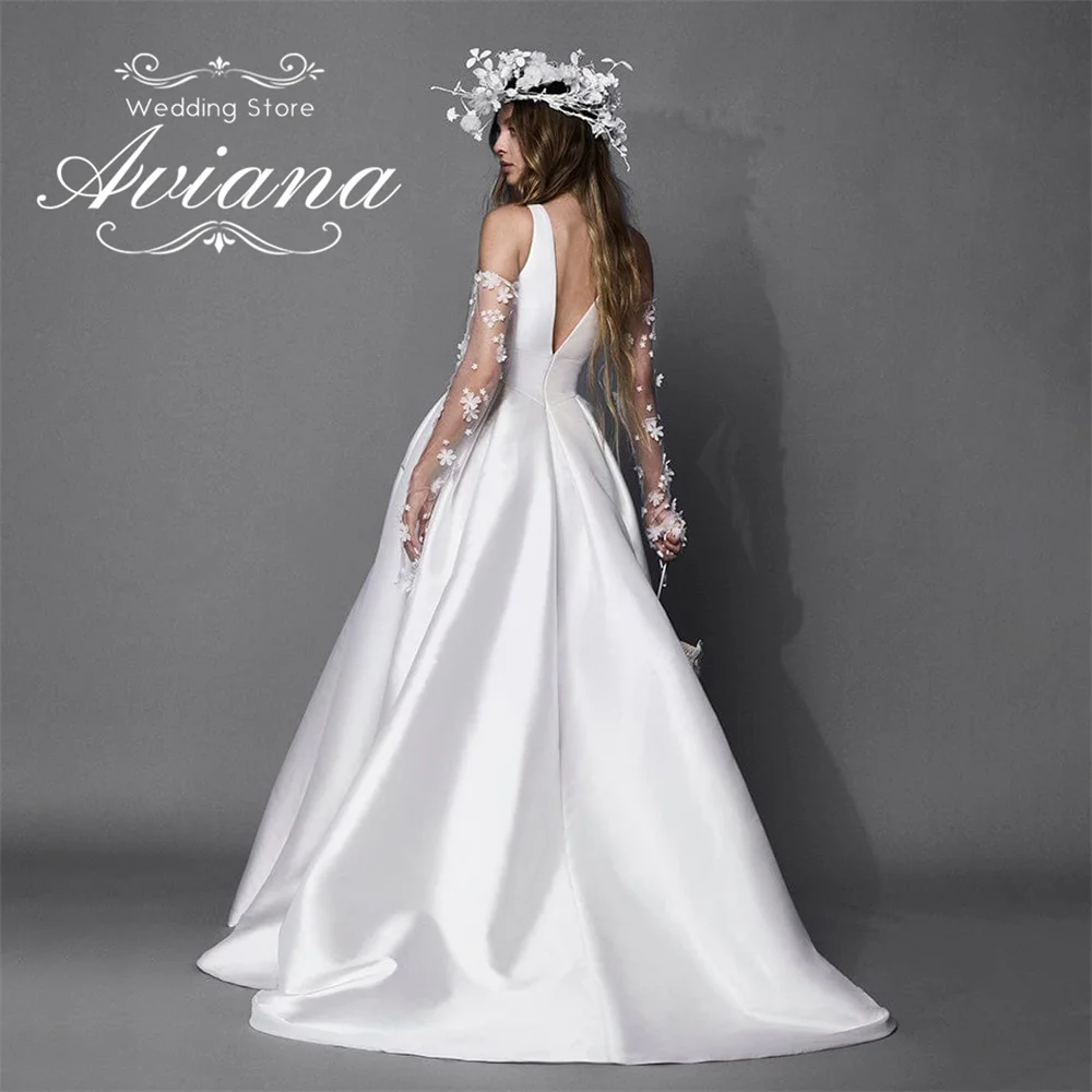 Aviana Personalizzato Scollo A V A-Line Macchia Sweep Train Abito da sposa Backless Ricamo Appliques Fiore Tulle Morden Morden Novità