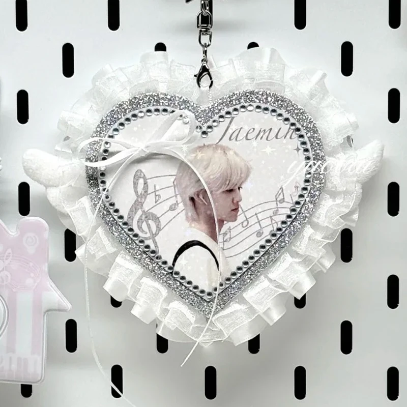 

Элегантный белый кружевной кулон-подвеска с именем и фото на заказ, фанатский аксессуар для сумки, подарочный брелок-талисман