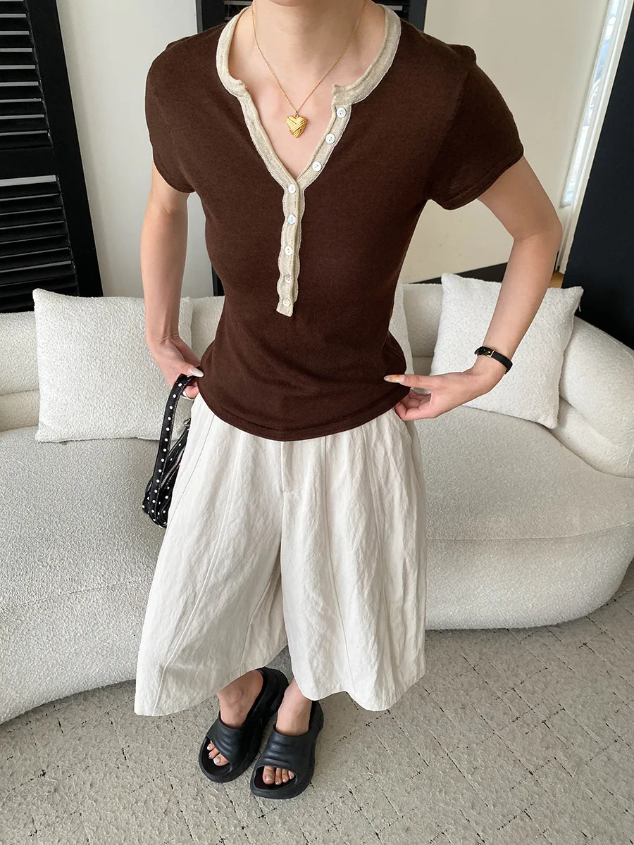 Sommerliche Damen-Freizeithose in einfarbigem Design mit lockerem Schnitt und hohem Bund und weitem Bein. – Detail 6