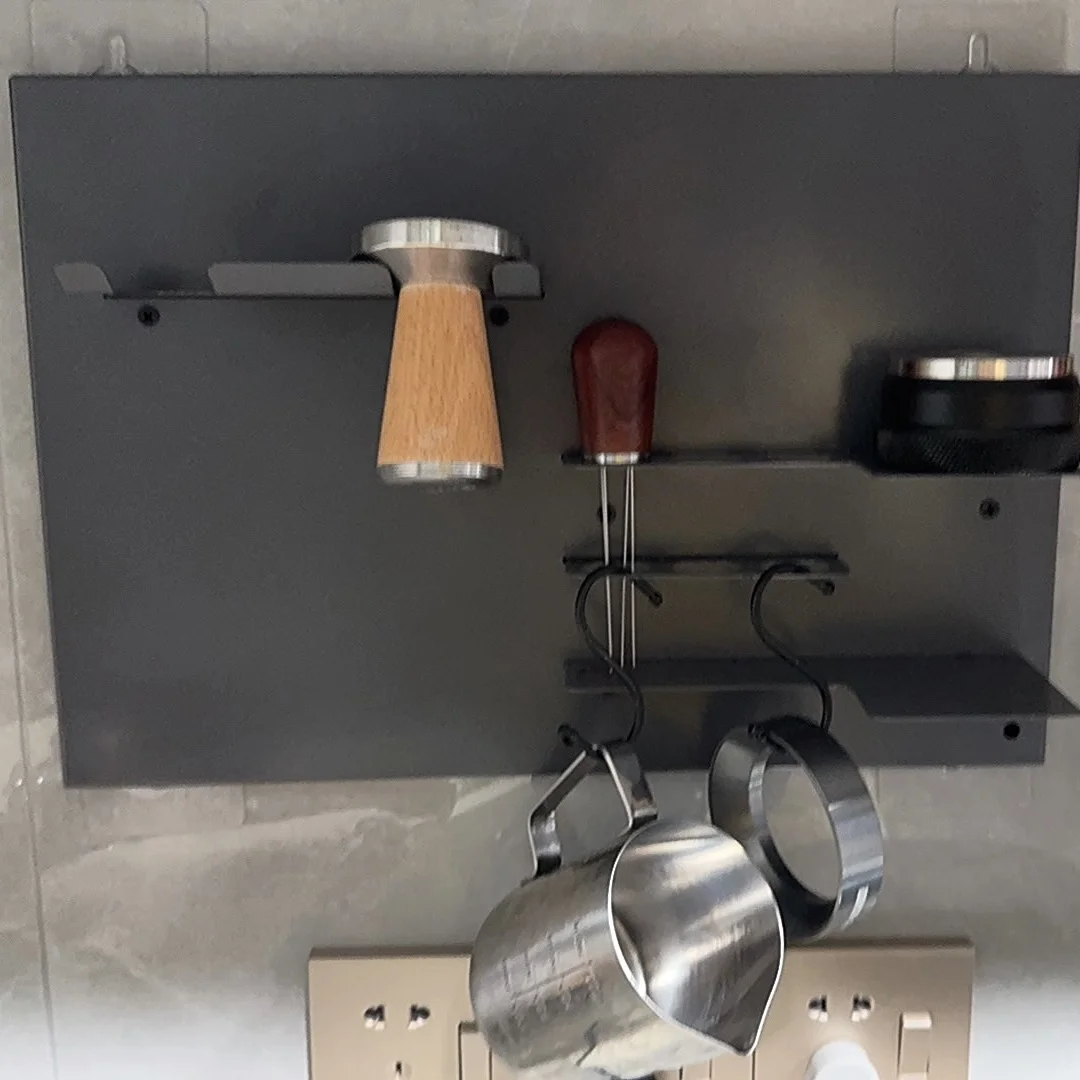 Kaffee-Werkzeug-Organizer zur Wandmontage, 4-stufiges Aufbewahrungsregal mit 3 Haken für Espresso-Tamper und Filter, Bohrfreier Klebehalter für Fliesen, Marmor, Glas und Metallwände