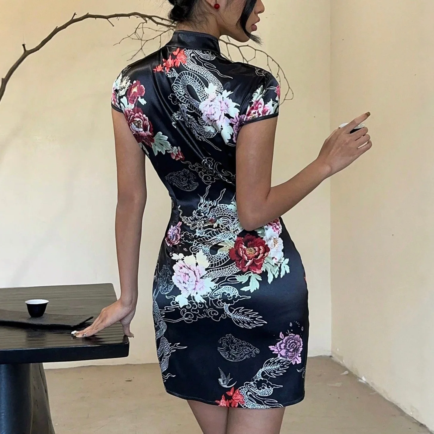 Vintage Drachen-Pfingstrosen-Print Satin Cheongsam Mini Qipao Kleid Kurzarm Bodycon mit Seitenschlitz für Damen Neujahrs-Clubwear – Detail 5