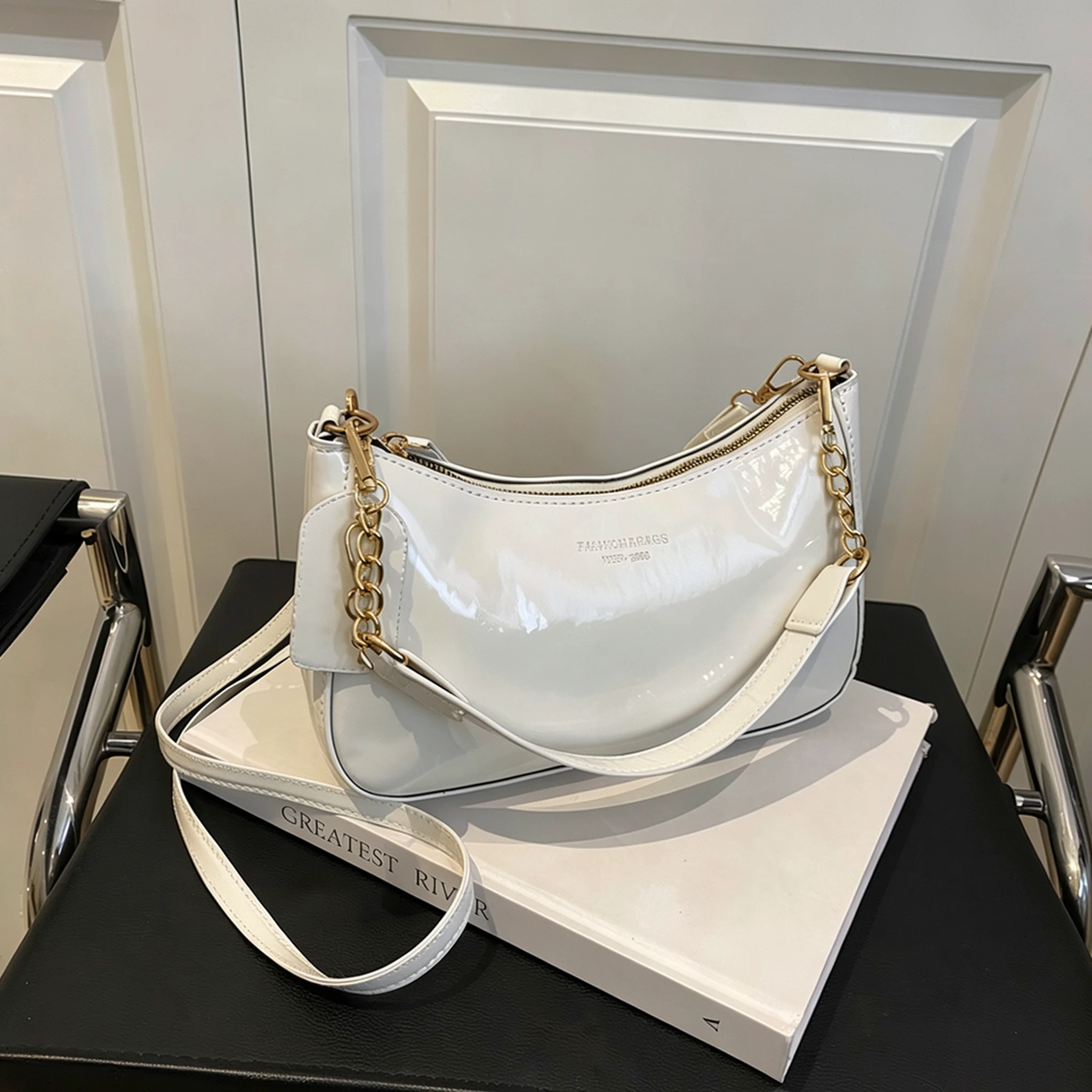 bolsa-transversal-feminina-delicada-e-brilhante-com-alca-ajustavel-tamanho-medio-rigida-para-o-dia-a-dia-encontros-e-looks-urbanos