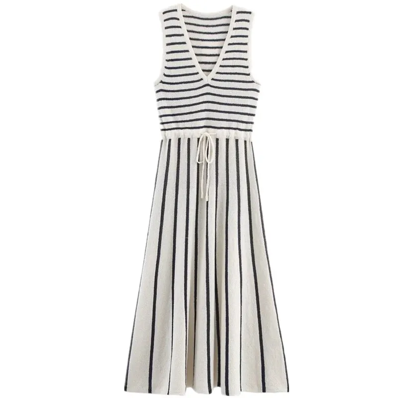 فستان صيفي جديد بسيط ضيق محبوك بخصر مرتفع وتنورة على شكل حرف A وياقة على شكل V بدون أكمام للارتداء اليومي ونمط العمل 2025