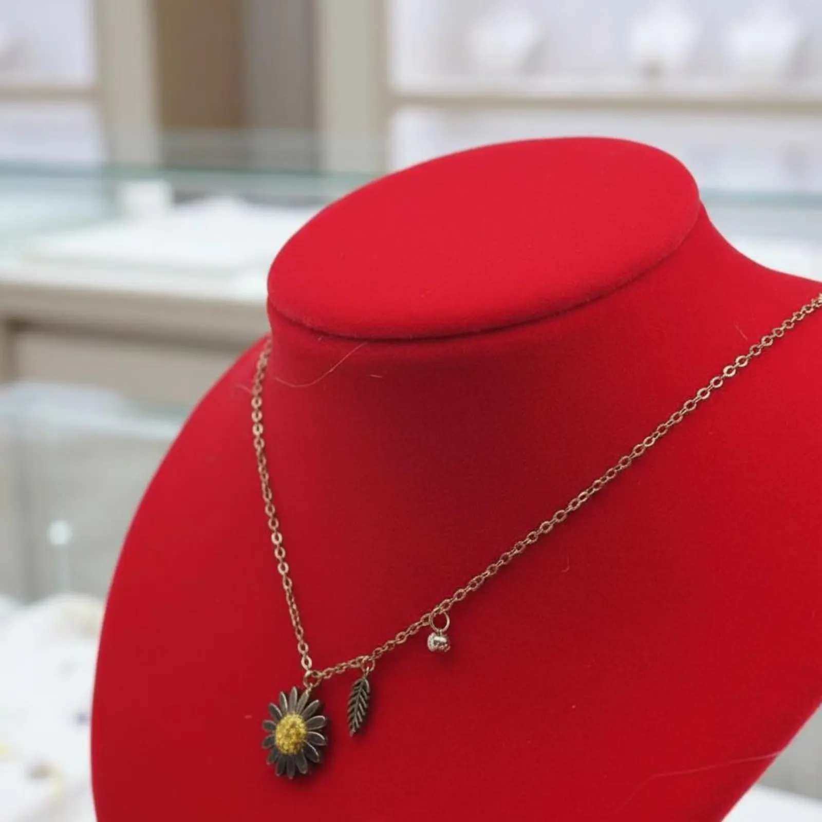 

Angled Neck Necklace Display Bust Elegant Design Red Plush Jewelry Mannequin Neckpiece Display Stand Stable Base for Craft Fairs