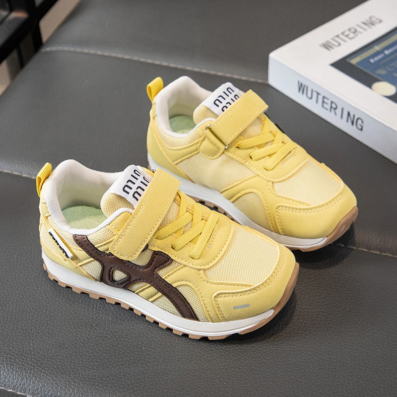 

A pair of children's sports shoes, with mesh ventilation and a velcro fastening for a casual and sporty lookFX-WQE816