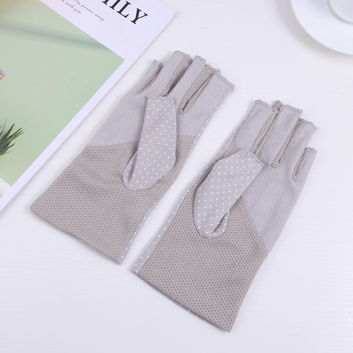 1Pair Ultrathin Fingerless Gloves for Women Uv Protection Sunblock Summer Driving Cycling Climbing Grey Ultrathin Gloves