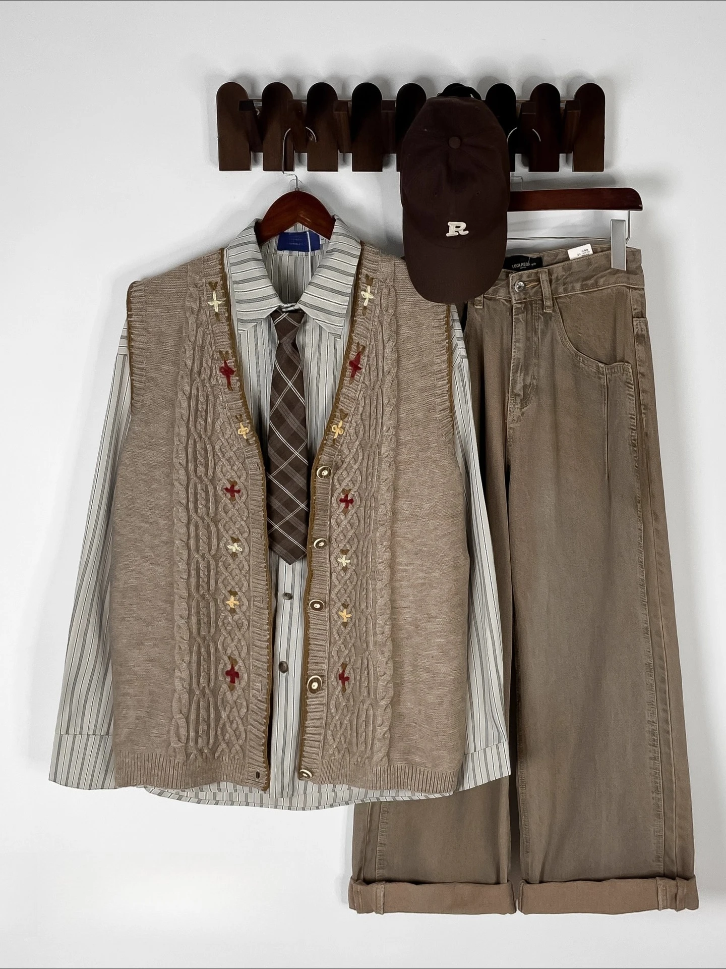 2025 Autumn Winter New American Retro College Style Men's Embroidered Knitted Vest V-neck Sleeveless Khaki Cardigan