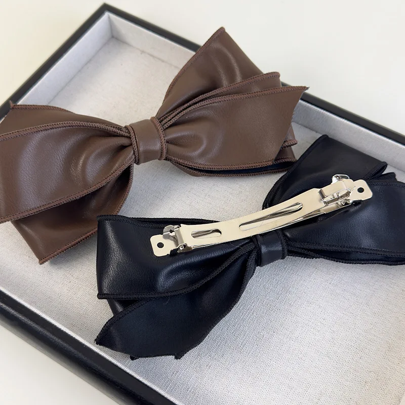 Koreanische Haarspange aus weichem Leder mit Schleife, elegante Haarklemme für den Pferdeschwanz, luxuriöser Federclip, TikTok, minimalistischer Haarschmuck – Detail 8