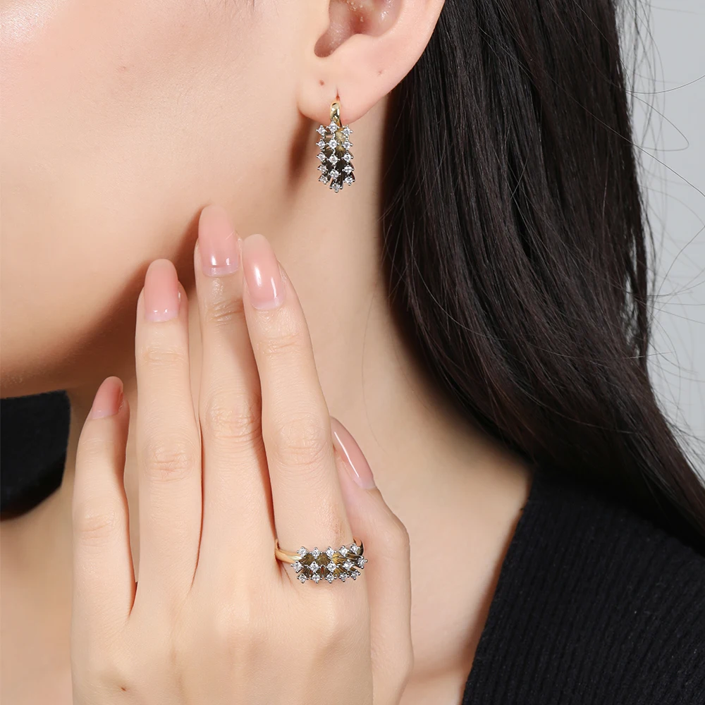 Fächerförmige radiale Reihen von Diamantohrringen und -ringen, retro zweifarbiger Modeschmuck, vielseitig für Partys und Bankette. – Detail 2