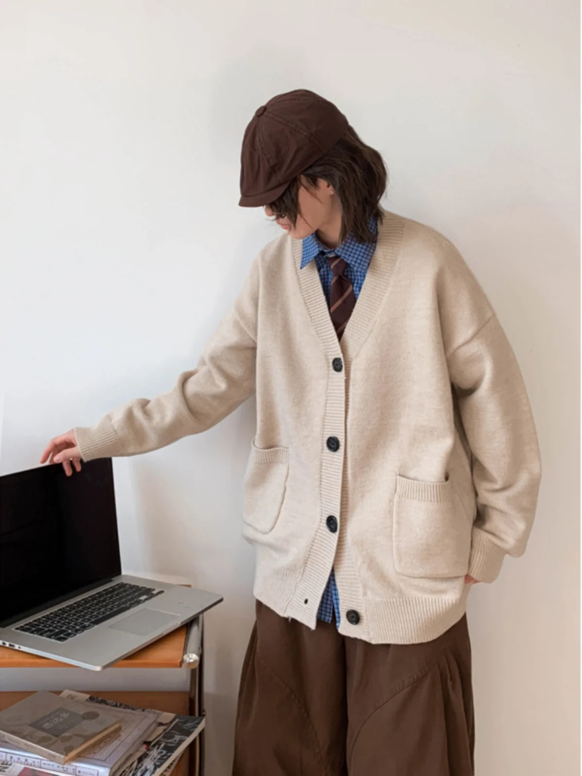 

Мужской вязаный кардиган в стиле ретро-японский шик с V-образным вырезом, свободный повседневный верхний слой для осени и зимы, модный кардиган в стиле Old Money