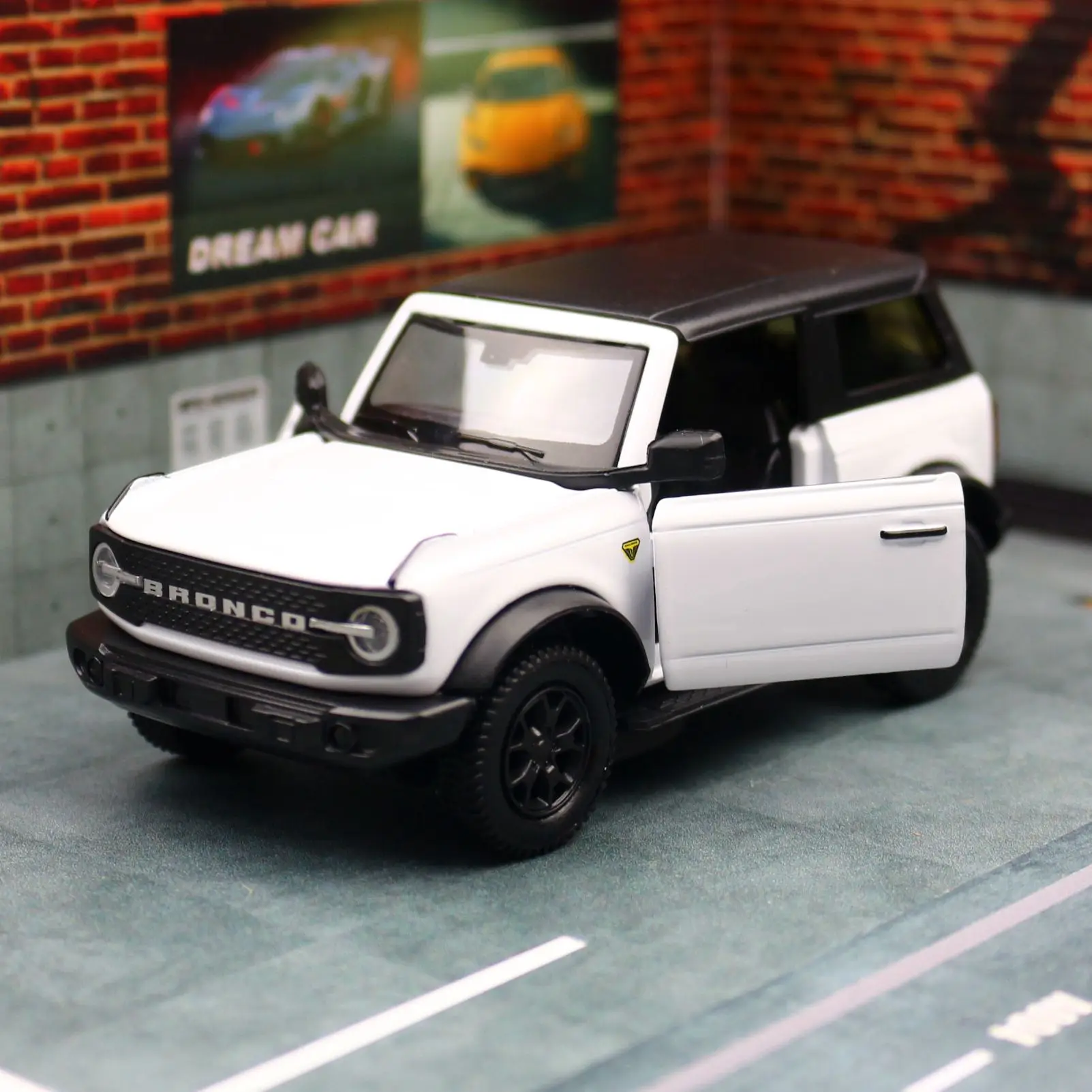 1/36 Ford Bronco SUV Off-Road Toy Car Model For Children RMZ CiTY Diecast Miniature Pull Back Collection Gift for Kid Boys