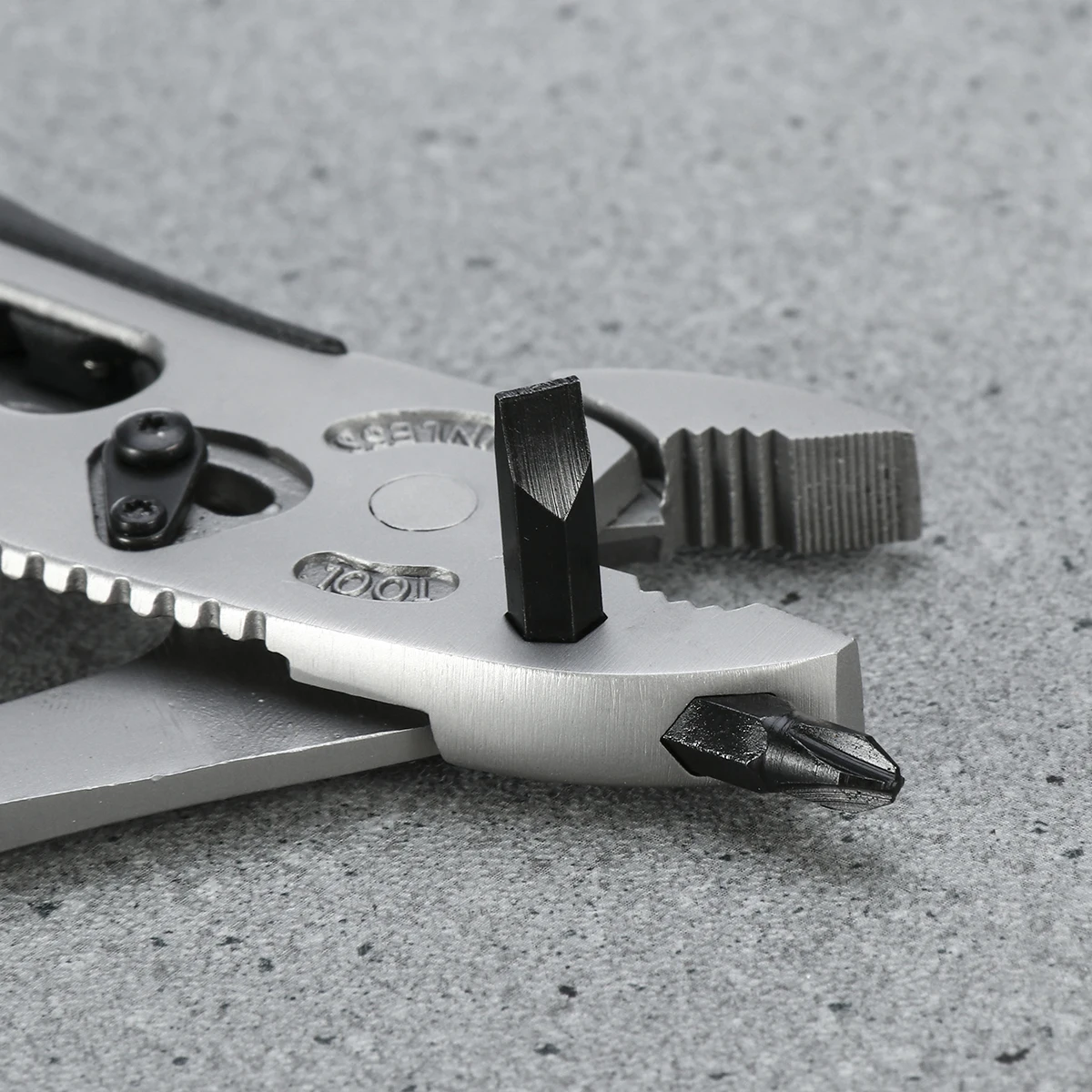 

Tool Multi-purpose Knife and Pliers Outdoor Bottle Screwdriver Multifunction Silver